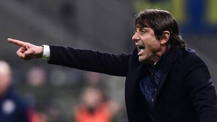 Antonio Conte memuji performa para pemain pelapis Inter Milan di laga menghadapi Cagliari (Foto: Miguel MEDINA / AFP)