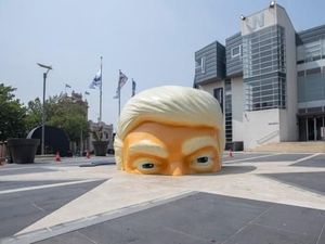 Hiii.. Setengah Kepala Donald Trump Terjebak di Tanah!