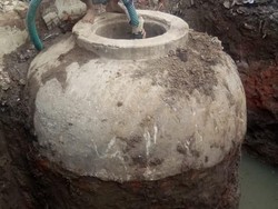 Gentong Raksasa di Indramayu Diduga Wadah BBM Era Kolonial