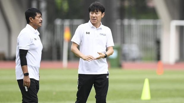 Pelatih Timnas Indonesia Shin Tae-yong (kanan) berbincang dengan asisten pelatih Indra Sjafri saat seleksi pemain Timnas Indonesia U-19 di Stadion Wibawa Mukti, Cikarang, Bekasi, Jawa Barat, Senin (13/1/2020). Sebanyak 51 pesepak bola hadir mengikuti seleksi pemain Timnas U-19 yang kemudian akan dipilih 30 nama untuk mengikuti pemusatan latihan di Thailand. ANTARA FOTO/Hafidz Mubarak A/wsj.