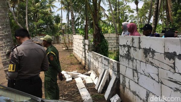 Waduh! Tembok Keraton Agung Sejagat Roboh Akibat Dipenuhi Warga