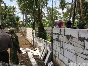 Waduh! Tembok Keraton Agung Sejagat Roboh Akibat Dipenuhi Warga