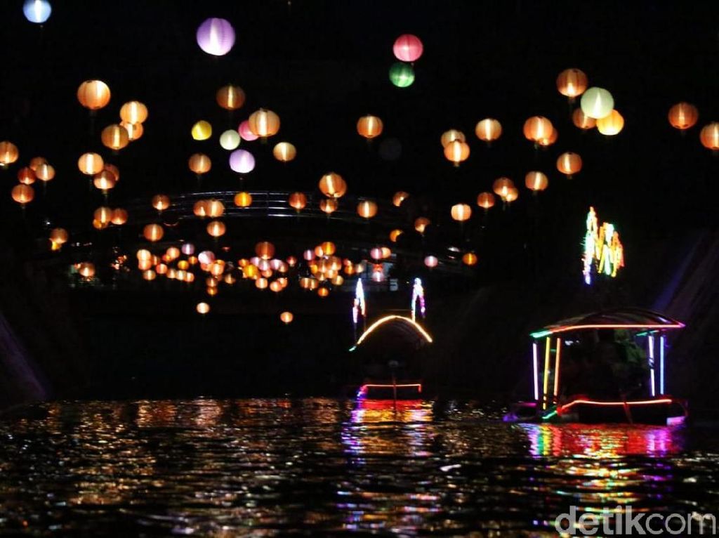 Nyala Lampion, Tanda Perahu Wisata Imlek di Solo Beroperasi Nyala Lampion, Tanda Perahu Wisata Imlek di Solo Beroperasi