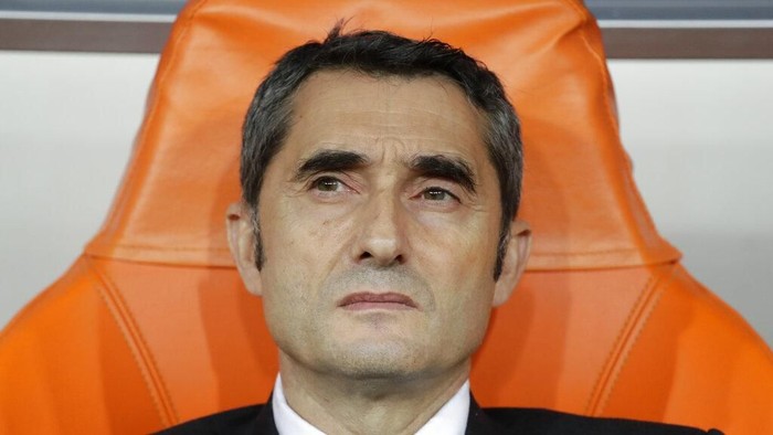 Barcelonas head coach Ernesto Valverde sits on the bench prior the Spanish Super Cup semifinal soccer match between Barcelona and Atletico Madrid at King Abdullah stadium in Jiddah, Saudi Arabia, Thursday, Jan. 9, 2020. (AP Photo/Hassan Ammar)