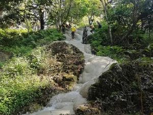 Potret Air Terjun Anti Licin, Bisa Didaki dengan Nyeker