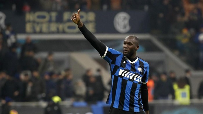 Inter Milans Romelu Lukaku waves to supporters at the end of the an Italian Cup soccer match between Inter Milan and Cagliari at the San Siro stadium, in Milan, Italy, Tuesday, Jan. 14, 2020. (AP Photo/Antonio Calanni)