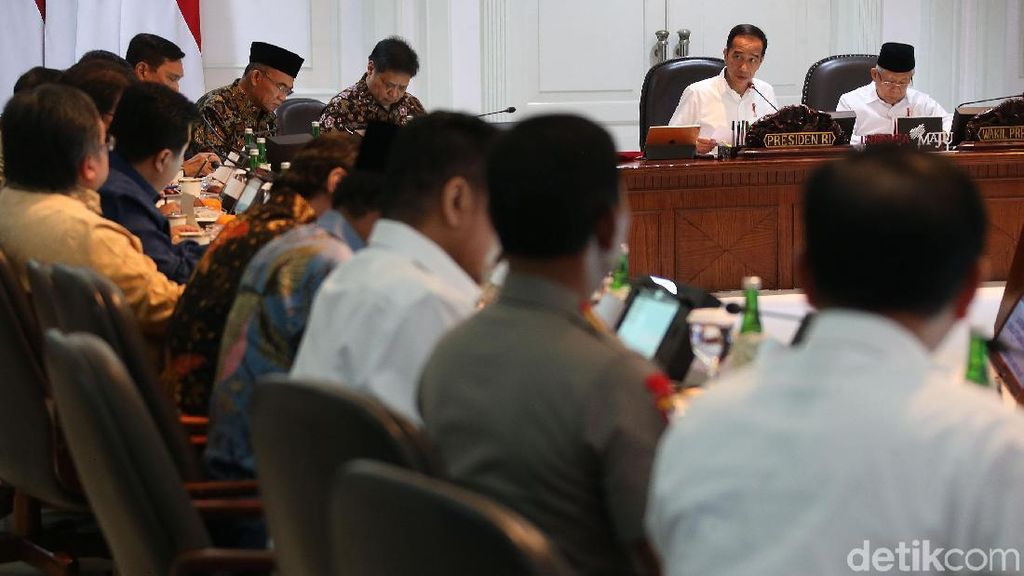 Jokowi Kumpulkan Menteri Bahas UU Omnibus Law