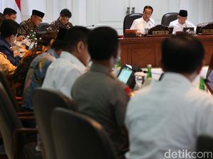 Jokowi Kumpulkan Menteri Bahas UU Omnibus Law