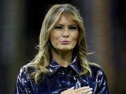 Coat Rp 27 Juta Melania Trump Picu Perdebatan, Warna Hitam atau Biru?