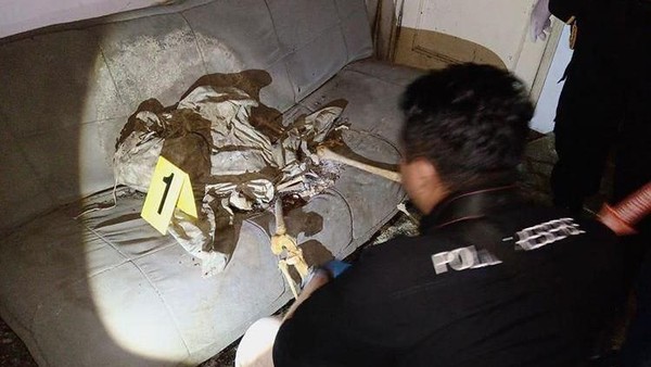 Kerangka manusia duduk di sofa rumah kosong di Kabupaten Bandung (Foto: dok. Polsek Margahayu)