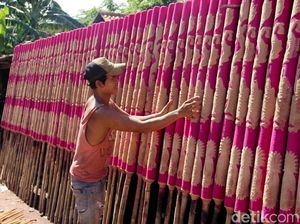 Geliat Perajin Hio yang Mulai Kebanjiran Order Jelang Imlek Geliat Perajin Hio yang Mulai Kebanjiran Order Jelang Imlek