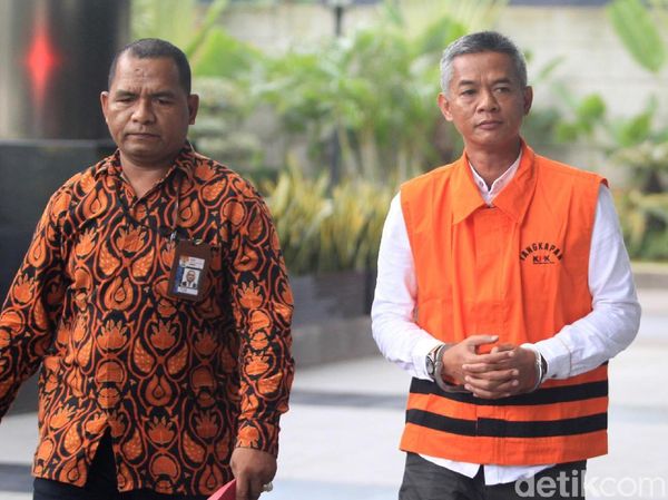 Diperiksa Perdana, Wahyu Setiawan Pakai Rompi Tangkapan KPK