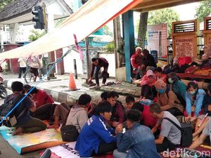Terusir dari Wyata Guna, Penyandang Disabilitas Pasang Tenda Darurat