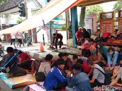 Terusir dari Wyata Guna, Penyandang Disabilitas Pasang Tenda Darurat