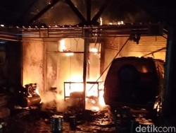 Bensin Eceran Meluber ke Tungku Tambal Ban, Rumah dan Mobil Ludes Terbakar