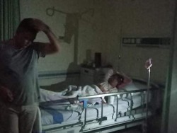 RSUD Palu Mati Lampu, Keluarga Pasien Gunakan Senter HP untuk Penerangan