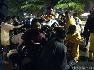 Nekat Terobos Genangan Air Saat Hujan Deras, Puluhan Motor Mogok