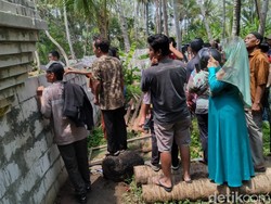 Ramai Dijubeli Warga, Pagar Keraton Agung Sejagat Purworejo Roboh