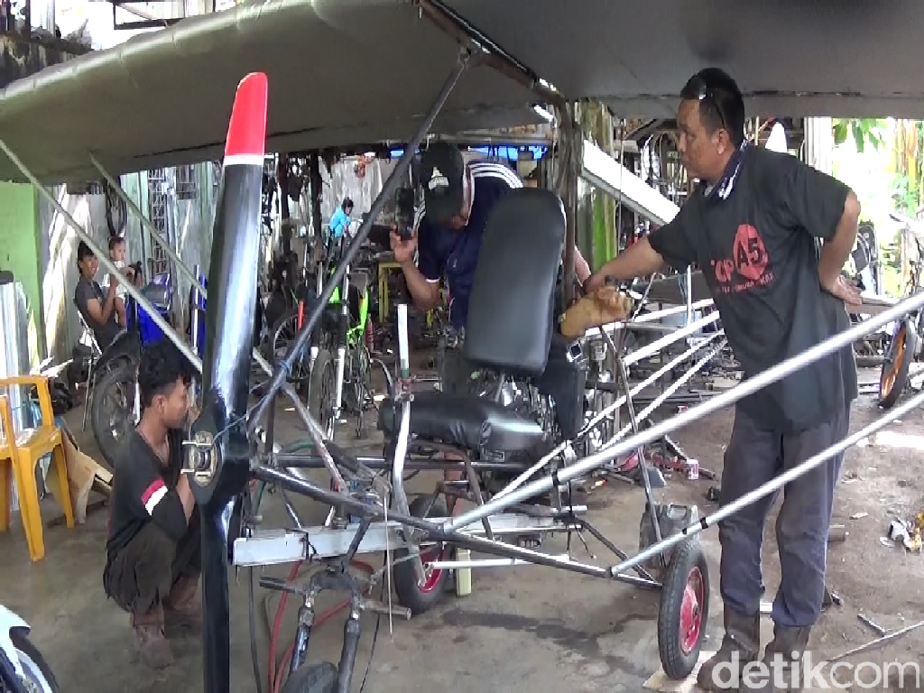 Kisah Haru di Balik Kesuksesan Montir Tak Tamat SD Perakit Pesawat Ultralight Kisah Haru di Balik Kesuksesan Montir Tak Tamat SD Perakit Pesawat Ultralight