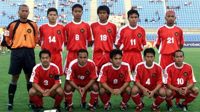 The Indonesian national soccer team poses for a picture before their first round match against China at the Asian Cup 2000 soccer tournament 16 October 2000 in the Lebanese Mediterranean port of Tripoli. China scored 3 goals in the opening ten minutes and won the game 4-0. (Photo by JOSEPH BARRAK / AFP)