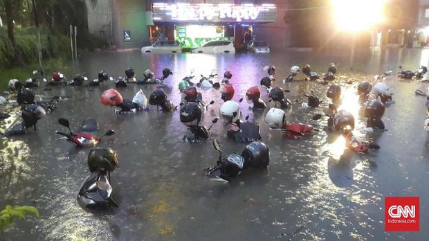 Risma soal Banjir Surabaya: Cuma Satu Wilayah