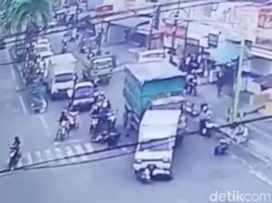 Video Truk Tabrak Pikap dan Beberapa Motor Terekam CCTV di Tulungagung Viral