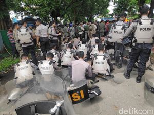 Polisi Tangkap Pembawa 4 Bom Molotov di Ricuh Stadion Mattoanging Polisi Tangkap Pembawa 4 Bom Molotov di Ricuh Stadion Mattoanging