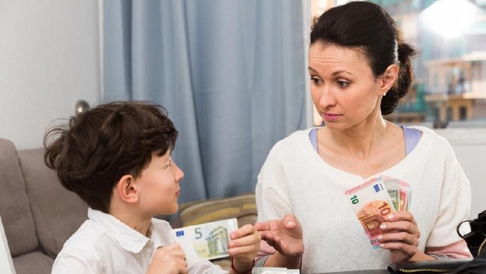zodiak Confident couple trying to manage domestic finances, calculating and making notes