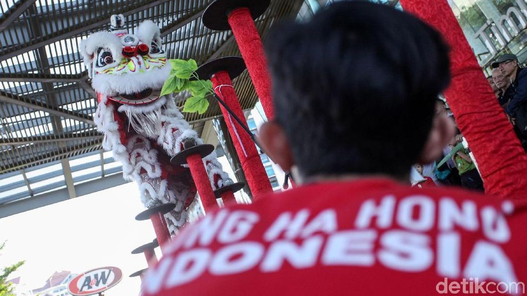 Aksi Barongsai Jelang Imlek di Pusat Perbelanjaan Aksi Barongsai Jelang Imlek di Pusat Perbelanjaan