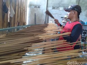 Jelang Imlek, Produsen Dupa Jombang Banjir Pesanan dari Bali hingga Singapura Jelang Imlek, Produsen Dupa Jombang Banjir Pesanan dari Bali hingga Singapura