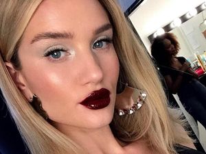 Tips Makeup Pakai Eyeliner Putih, Bikin Mata Segar hingga Romantis Tips Makeup Pakai Eyeliner Putih, Bikin Mata Segar hingga Romantis