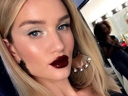 Tips Makeup Pakai Eyeliner Putih, Bikin Mata Segar hingga Romantis