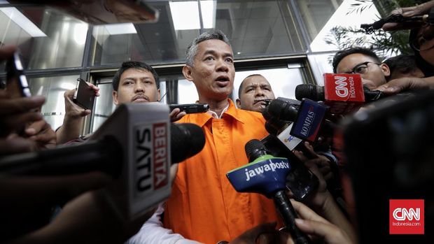 Mantan Komisioner KPU Wahyu Setiawan bersiap mengikuti sidang etik di gedung KPK, Jakarta,  Rabu 15 Januari 2020. Wahyu ditetapkan sebagai tersangka kasus dugaan penerimaan hadiah atau janji penetapan anggota DPR Terpilih 2019-2024. CNN Indonesia/Adhi Wicaksono