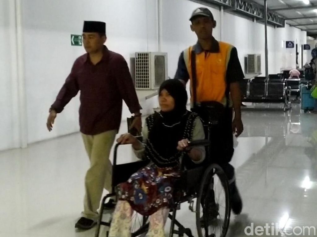 Akhirnya, TKW Asal Blitar yang Lumpuh di Arab Saudi Bertemu Keluarganya Akhirnya, TKW Asal Blitar yang Lumpuh di Arab Saudi Bertemu Keluarganya
