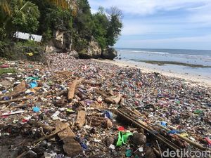 Penampakan Lautan Sampah di Pantai Wisata di Polman Penampakan Lautan Sampah di Pantai Wisata di Polman