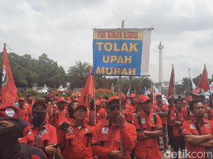 Serikat Buruh Demo di Dekat Istana Tolak Omnibus Law