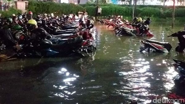 Potret Puluhan Motor Terendam Banjir di Parkiran Darmo Park II