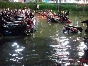 Potret Puluhan Motor Terendam Banjir di Parkiran Darmo Park II Potret Puluhan Motor Terendam Banjir di Parkiran Darmo Park II