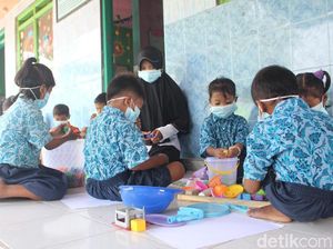 Bau Kepala Ikan Bikin Anak-anak TK di Sidoarjo Belajar Pakai Masker