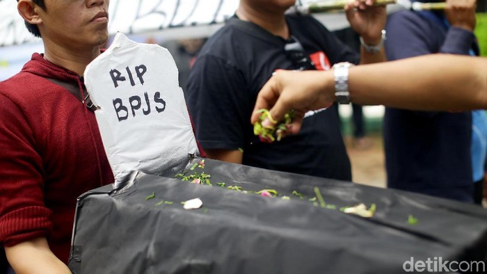 Sejumlah buruh dari PT Sulindafin menggelar aksi di depan gedung Kementerian Kesehatan. Aksi itu digelar sebagai imbas dari pemutusan BPJS Kesehatan sepihak.