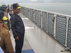 Kunjungi Natuna, Mahfud Md Rapat Bareng TNI-Polri di KRI Semarang