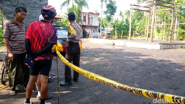 Warga Datangi Keraton Agung Sejagat yang Digaris Polisi