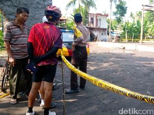 Warga Datangi Keraton Agung Sejagat yang Digaris Polisi