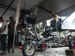 Bikin Pesawat Ultralight, Montir Tak Lulus SD Dapat Penghargaan dari Bupati