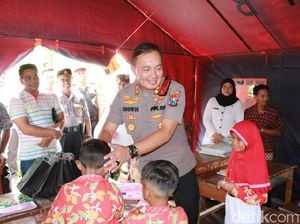 Menengok Siswa-siswi SDN di Probolinggo yang Belajar dalam Tenda Darurat