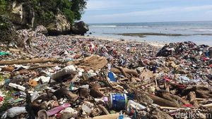 Jorok! Sampah Kain Penuhi Pantai Wisata di Polman