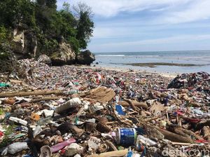Jorok! Sampah Kain Penuhi Pantai Wisata di Polman
