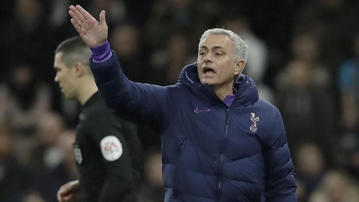 Tottenhams manager Jose Mourinho gestures during the English FA Cup third round replay soccer match between Tottenham Hotspur and Middlesbrough FC at the Tottenham Hotspur Stadium in London, Tuesday, Jan. 14, 2020.(AP Photo/Matt Dunham)
