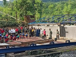 Sumber Air Rusak, Warga dan TNI Gotong Royong Perbaiki Tandon Air