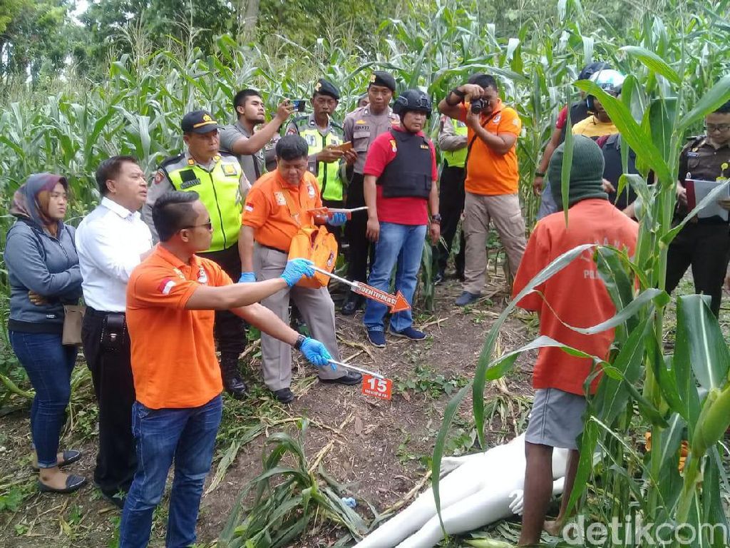 Pembunuhan Wanita di Ngawi yang Mayatnya Ditemukan Bugil Direkonstruksi Pembunuhan Wanita di Ngawi yang Mayatnya Ditemukan Bugil Direkonstruksi